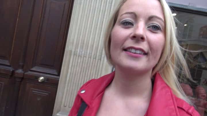 Femme dans une rue à Paris, adore la sodomie